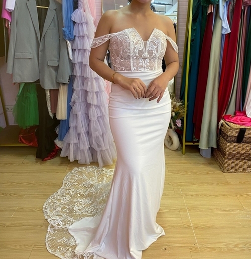 Elegant Off Shoulder Lace Mermaid Wedding Gown