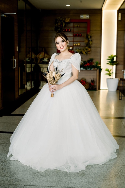 Luxurious White Two Pads Sleeve With Diamond Accent Wedding Gown