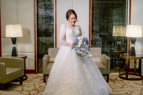 Luxury Shiny Long Sleeve Cleavage Wedding Gown