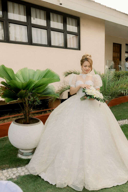 Classic Puff Lace Sleeves Choker Wedding Gown