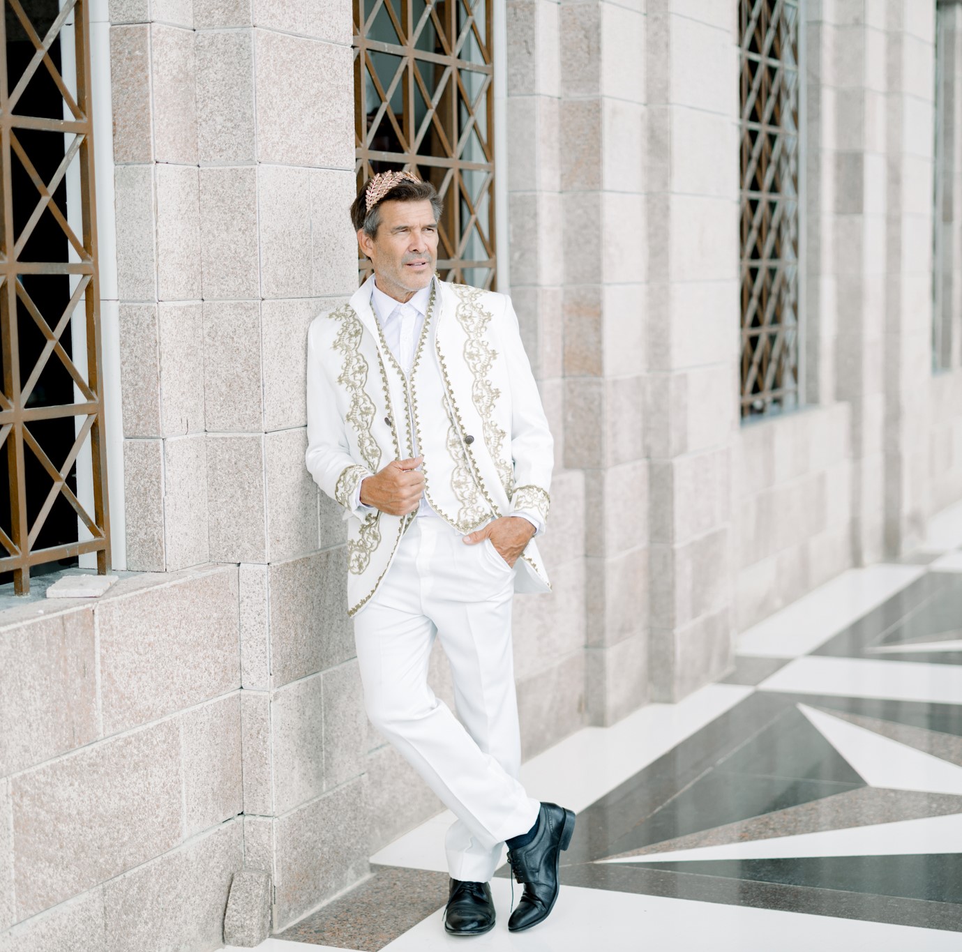 Plus Size White Gold Prince Duke Bridgerton Glittery Suit Tuxedo Costume